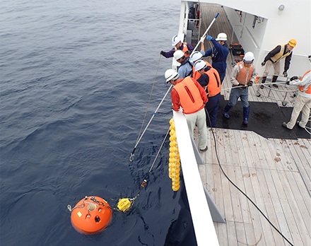 沖縄海域での海底熱水鉱床探査航海への乗船（資源探査船「白嶺」）