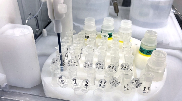 レアアース泥の微量金属測定写真